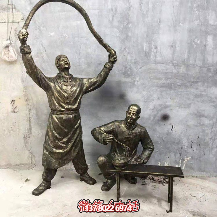 仿銅人物雕塑，裝點現代城市街道