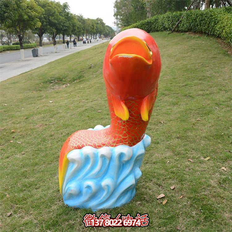 卡通玻璃鋼鯉魚(yú)雕塑，點(diǎn)綴游樂(lè)園園林