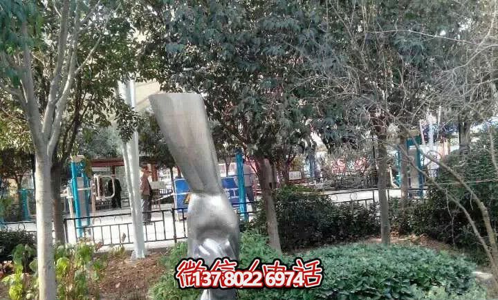 不銹鋼兒童雕塑——讓孩子們?cè)趯W(xué)校里拉大手，拋光小手