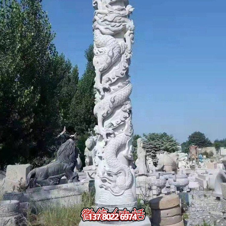 仿古石雕龍柱雕塑，為廣場增添古典魅力