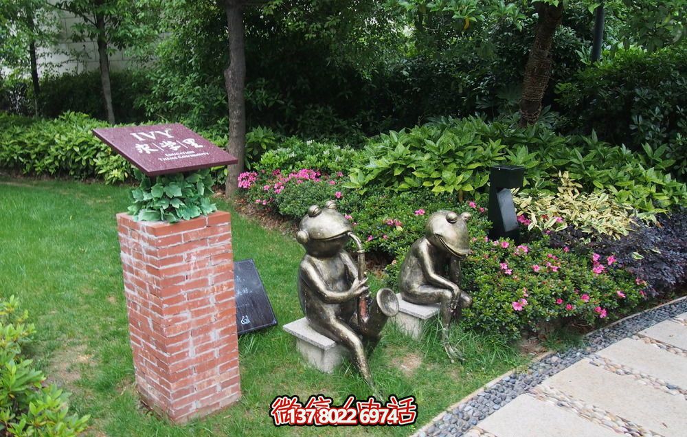 唯美青蛙雕塑，用不銹鋼增添公園景色