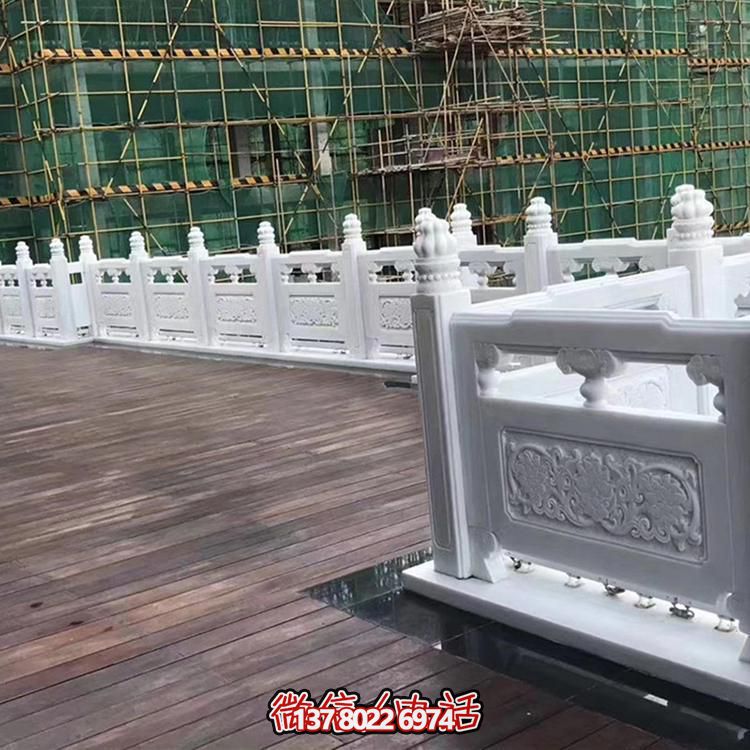 絢麗多彩的防護(hù)欄桿，為河道升旗臺(tái)打造夢(mèng)幻般的園林雕塑