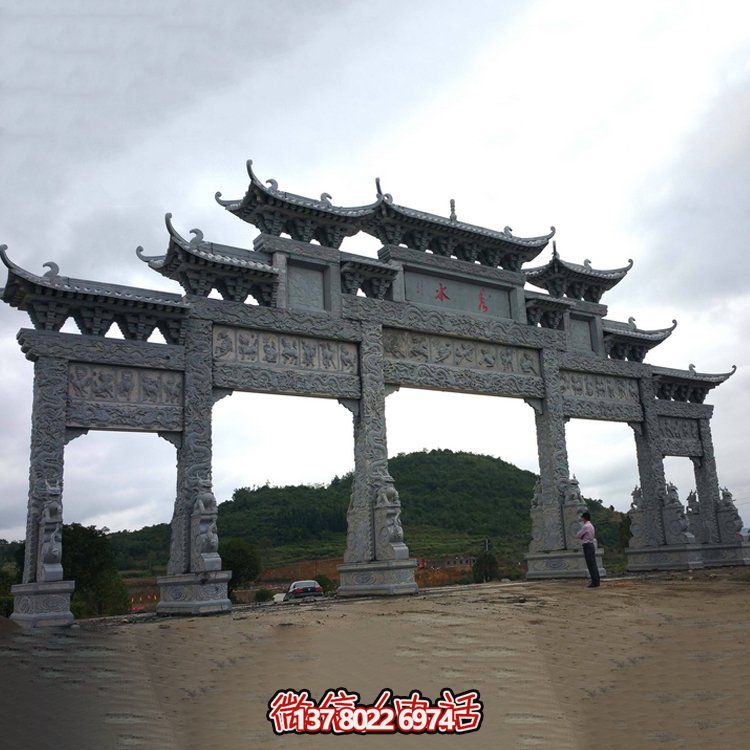 精美大型仿古青石雕刻門(mén)樓牌坊，為景區(qū)入口增添精彩