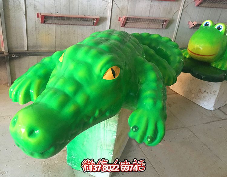 玻璃鋼鱷魚雕塑，為游樂場(chǎng)裝飾添彩