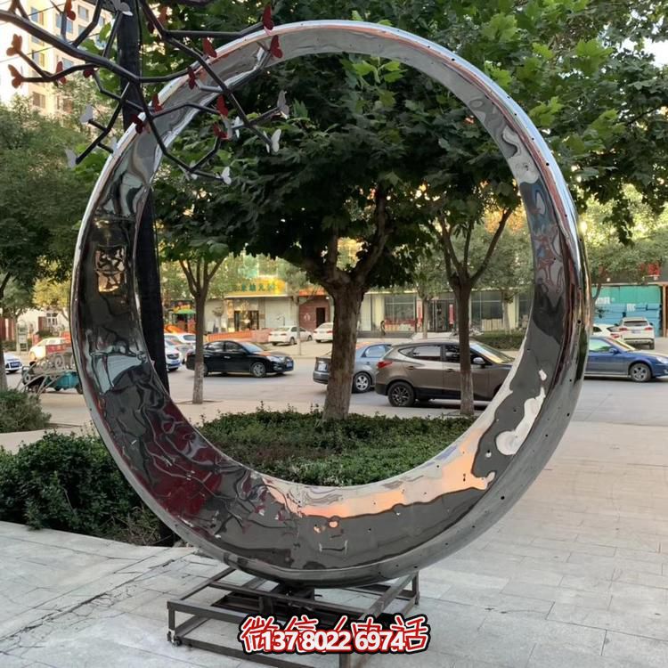 高級不銹鋼鏡面拋光圓環(huán)噴泉，為酒店會所戶外景觀雕塑增添絢麗色彩