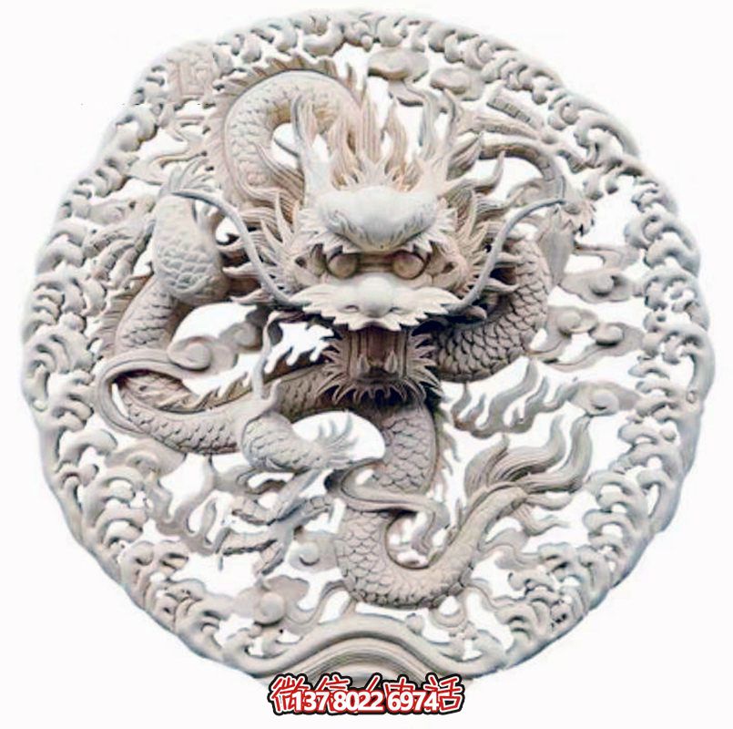 精美龍紋浮雕裝飾大門，點綴祠堂大門口