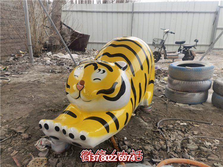 玻璃鋼彩繪抽象老虎雕塑，為幼兒園裝飾而生