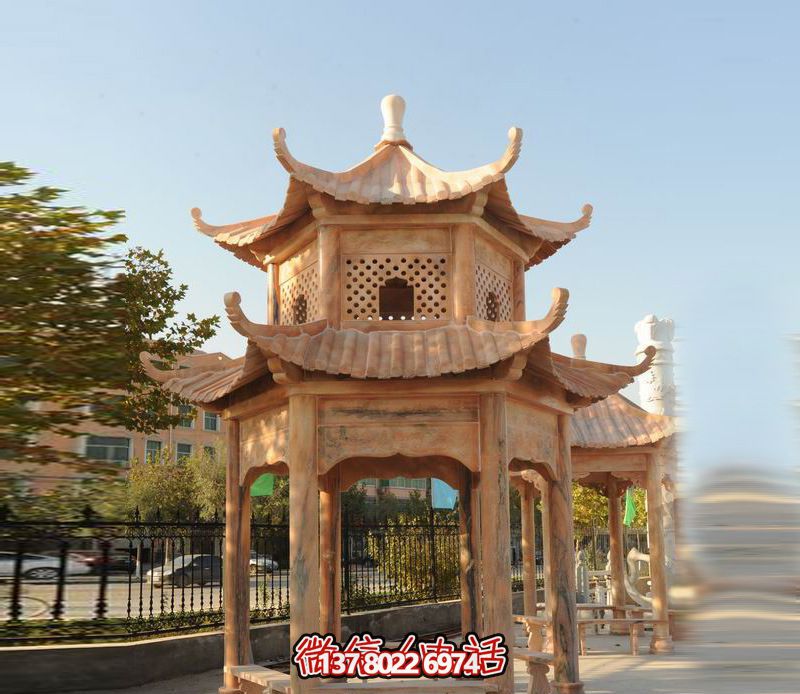 雙層涼亭，讓晚霞紅彩點綴庭院