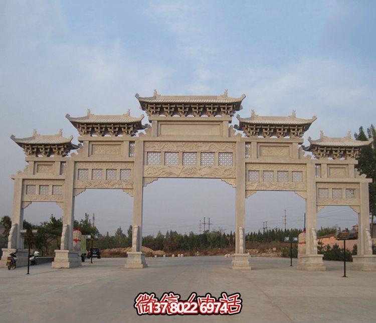 精美大型鏤空牌樓石雕，為公園廣場(chǎng)增添美麗色彩