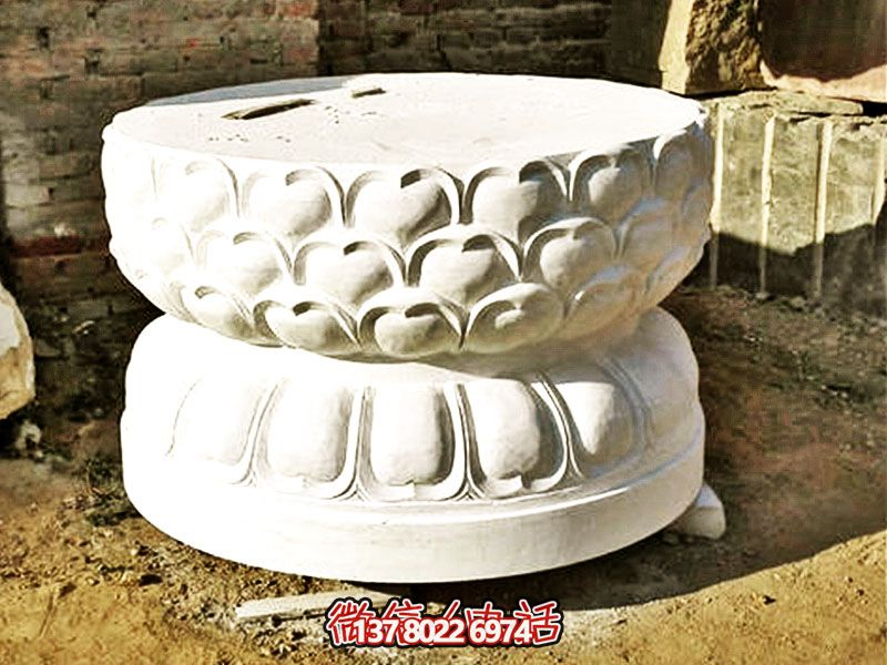 漢白玉制須彌座佛像，以精美圓形飾就古樸寺院