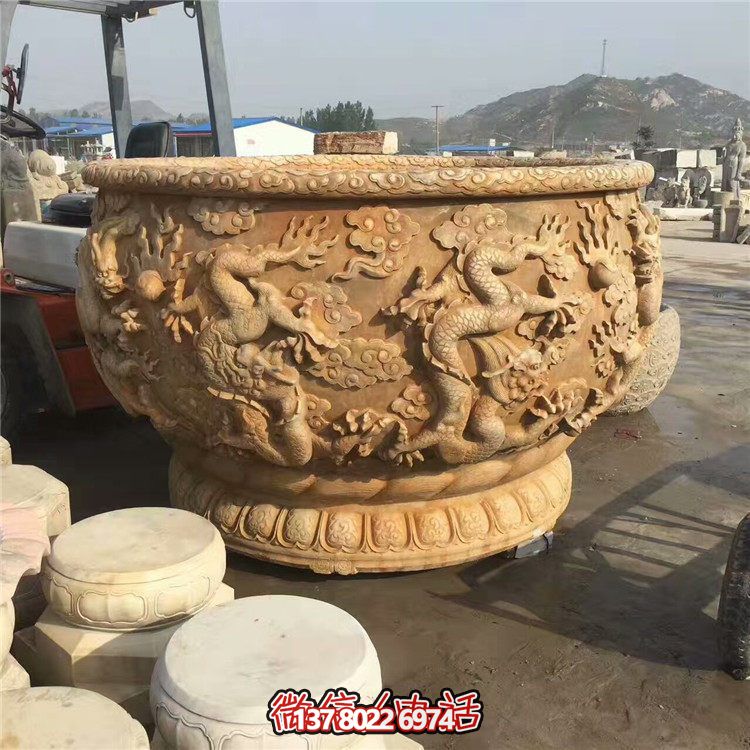 傳統(tǒng)水缸，絢麗多彩的雙龍戲紋
