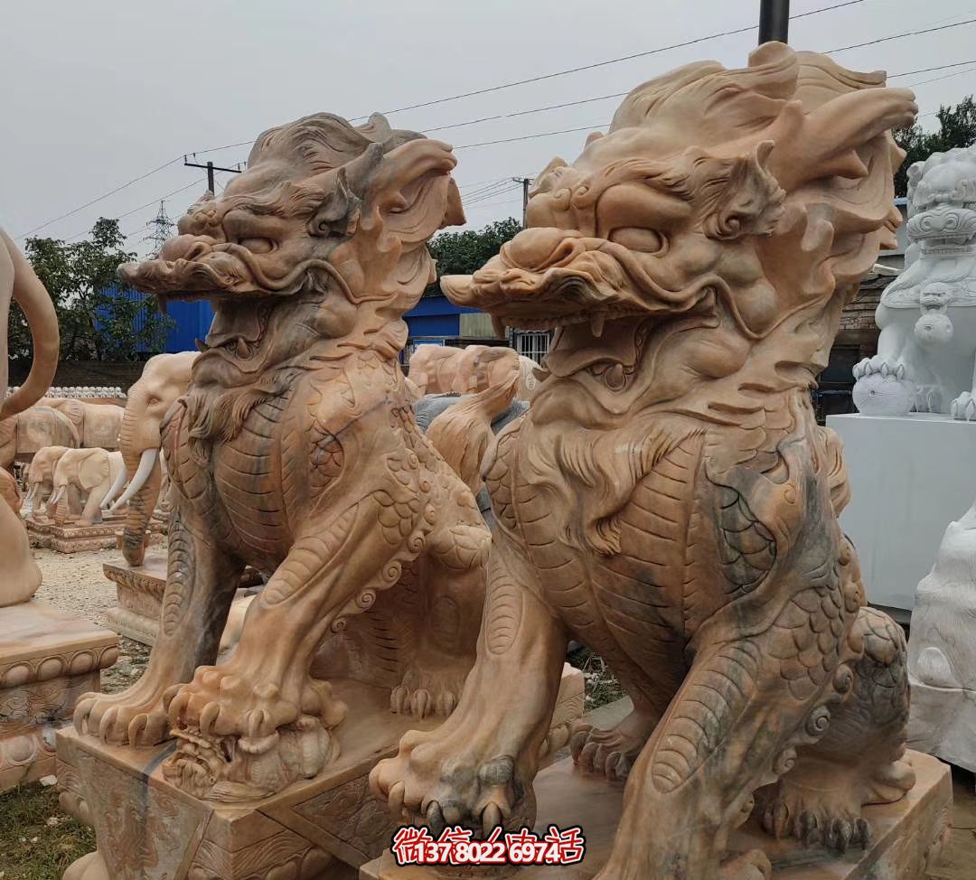 大型黃蠟石麒麟雕塑，點綴廣場景觀