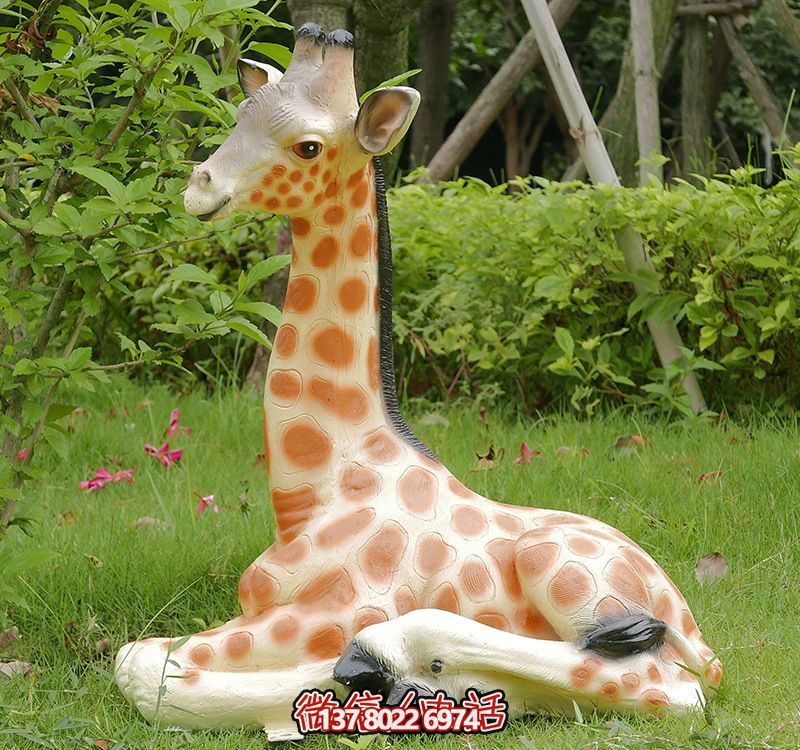 彩繪仿真動(dòng)物玻璃鋼雕塑，營造出寧靜自然的公園草坪