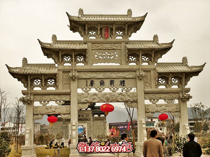 鏤空三門(mén)牌坊，點(diǎn)綴城市廣場(chǎng)